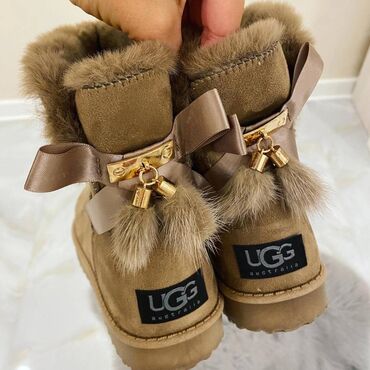 Ugg obuća: Ugg čizmice više boja

Novo
Brojevi 36 do 41

fb Moja Kupovina 1 — 3