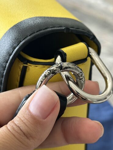 Сумка trussardi дефект указан на фото. С напильником