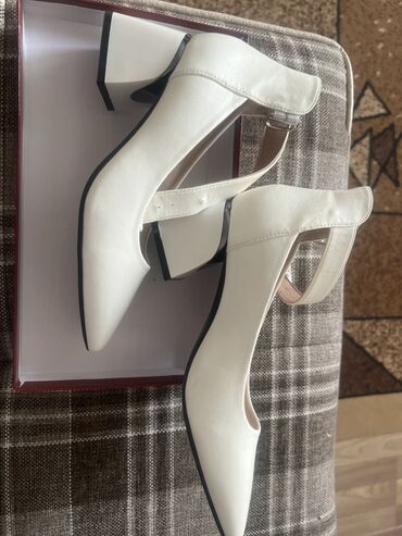 женские кожаные туфли лодочки: Туфли, 35.5, Stella Mccartney, Новый, цвет - Белый, Платная доставка