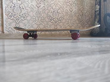 balaca hovuz: Skateboard – klassik gücləndirilmiş taxta və alüminium treklər - — 2