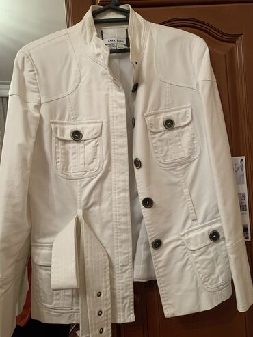 ag koynekler qadin ucun: Женская куртка Zara, L (EU 40), цвет - Белый