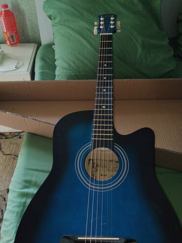 Гитары: Продам отличную акустическую гитару в глубоком синем цвете. Инструмент — 3