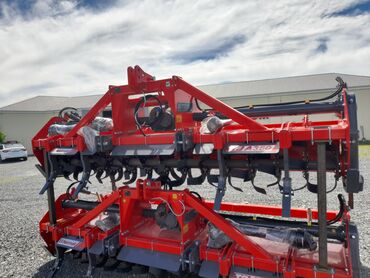 Traktorlar: Torpaq frezi 3.5 metrlik. Türkiyənin çox keyfiyyətli Harmak