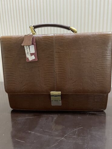 сумку портфель: Портфель фирмы Petek, коричневого цвета .Новый