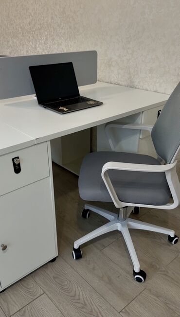 офисной стол: Офисные рабочие места комплектом Состав: - Двусторонние столы-бенч на