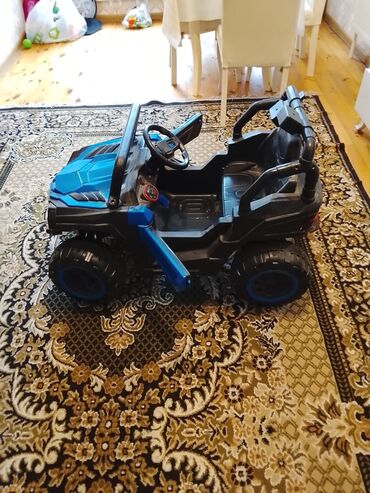 детские машинки на педалях: Uşaq üçün elektrikli off-road tipli minik maşını - Korpus: mavi-qara at lalafo.az детские машинки на педалях: Uşaq üçün elektrikli off-road tipli minik maşını - Korpus: mavi-qara
