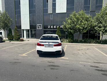 машина бемв: Белый седан BMW 530i с характерным дизайном и спортивными элементами