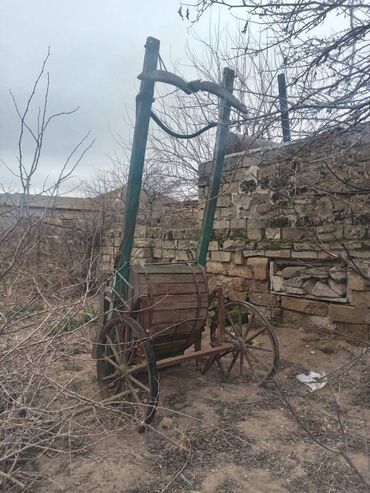 Kənd təsərüfatı heyvanları üçün digər mallar: Ata arabası əldə düzəlib