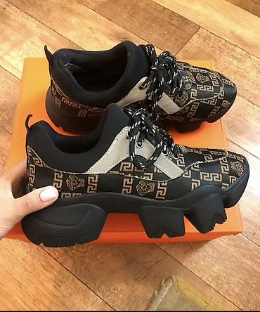 Кроссовки, 35, 35.5, Versace, Б/у, цвет - Коричневый, Самовывоз, Платная доставка