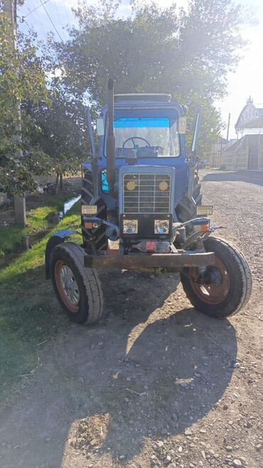 Traktorlar: Mavi rəngli Belarus MTZ traktoru - Kabinli, geniş görünüşlü ön şüşə
