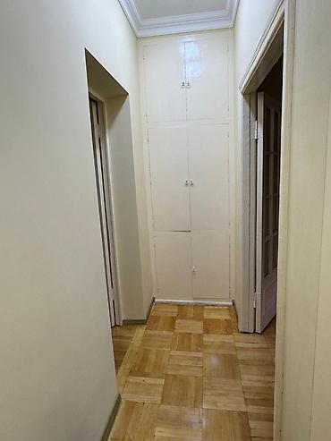 kiraye ev sebail: Elmlər metrosunun çıxışı, BDU-nun yanı, köhnə tikili, 4 mərtəbəli — 7