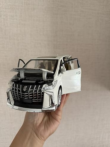 model masin: Metal model avtomobil – miniven tipli (Alphard üslubunda), ağ rəng — 1