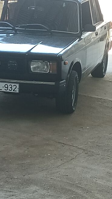 VAZ (LADA): Qara rəngdə olan VAZ 2107 modeli. Təkərlər yaxşı vəziyyətdədir