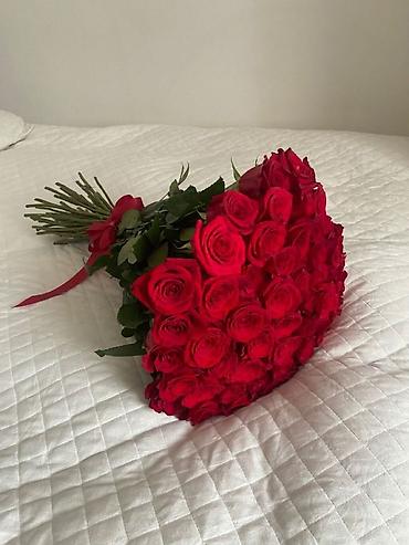 hoya gulu: 🌹 Qızılgül Buketi 🌹 • Qızılgüllərin hündürlüyü: 60sm • Sayı: 51 — 1