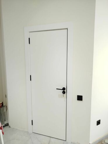 kapi: Ağ rəngdə daxili otaq qapısı - Minimalist dizayn: hamar, düz səth və