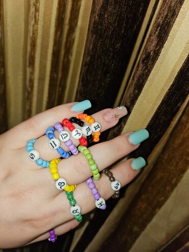 Üzüklər: Muncuqlu üzükler bürclerle cütü 1 manat,sadesi 0,50 qepik.her rengi — 7