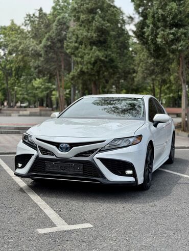 срочно продать машину: Toyota Camry: 2021 г., 2.5 л, Вариатор, Гибрид, Седан