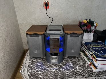 Mikrofonlar: Ev musiqi mərkəzi olaraq CD, kaset və radio dinləmək, həmçinin AUX