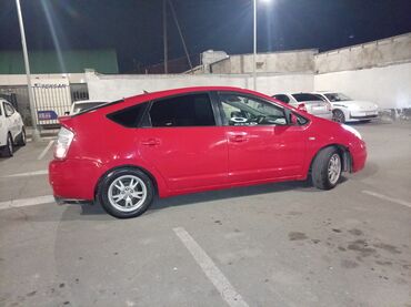 Toyota: Toyota Prius hibrid, qırmızı rəng, liftback kuzov. Texniki və — 8