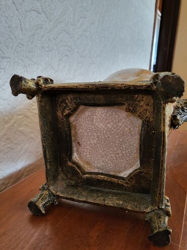 Ostali kućni dekor: Vaza nova iz 50ih god. porcelan,neka vrsta legure. rucni rad — 20