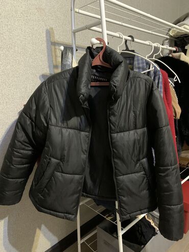 дутая зимняя куртка: Стильная дутая куртка Размер подходит на : XS, S, M (на куртке указан