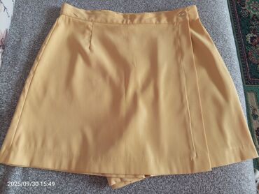 sort: Sarı rəngli skort (şort-ətək) 
Razmer S-M
Geyinilməyib