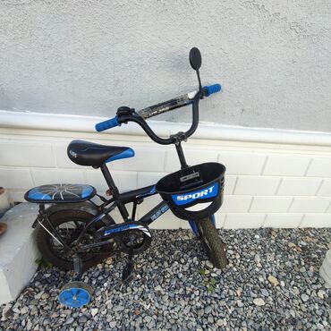 электронный велосипед: Uşaqlar üçün nəzərdə tutulmuş bu qara rəngli velosiped təlim təkərləri