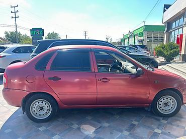 VAZ (LADA): Lada Kalina sedan – qırmızı rəng, 4 qapı, ön ötürücülü. Şəhər üçün — 4