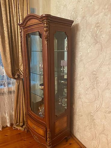 Klassik üslubda vitrin şkaf - Material: ağac karkas, şüşə qapı və yan lalafo.az -da Klassik üslubda vitrin şkaf - Material: ağac karkas, şüşə qapı və yan