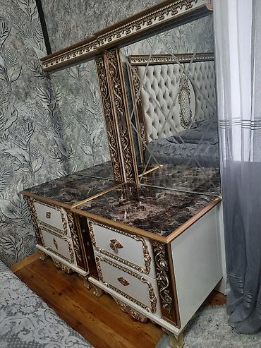 guzgu satilir: Güzgülü, işləməli komod satılır Gözəl klassik üslubda, ağ-qızılı — 1