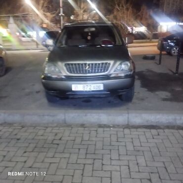 Lexus: Продается автомобиль Lexus RX300 серебристого цвета. Этот кроссовер