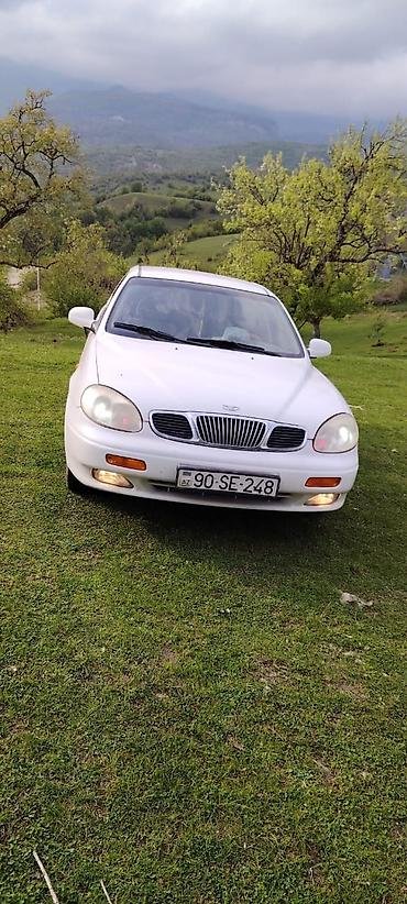 Daewoo: Daewoo Leganza, ağ rəng, sedan. Ön tərəfdən geniş xrom radiator — 1