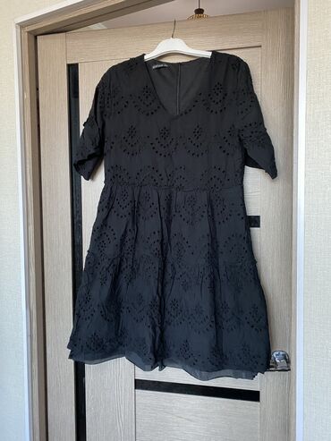 крышка колы: Черное платье, новое, длина чуть ниже колена