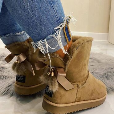 Ugg obuća: Ugg čizmice više boja

Novo
Brojevi 36 do 41

fb Moja Kupovina 1 — 1