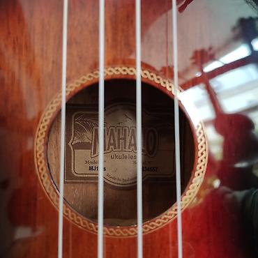 Укулеле: Ukulele Mahalo MJ13TS Simlərin sayı: 4 Simlər:Aquila Qol: Mahogany — 1