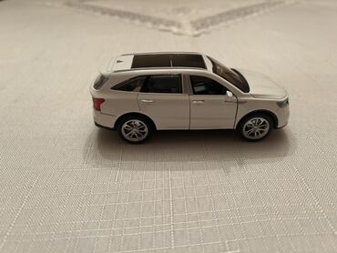 Avtomobil modelləri: Miniatür modell avtomobil – KIA Sorento - Miqyas: təxmini 1:36–1:43 — 7