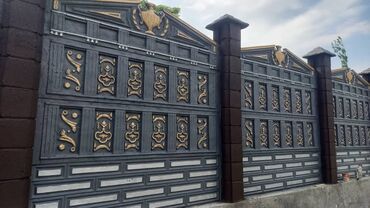 забор кирпич: Секция забора из бетона, украшенная декоративными элементами. Столбы