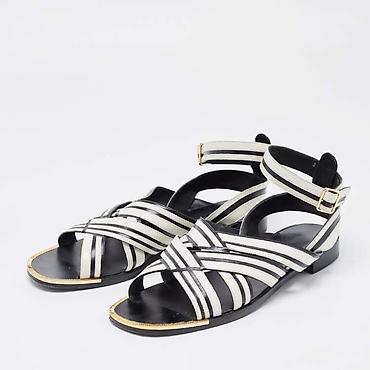 Salvatore Ferragamo qadın sandal sayili geyinilib original - Model lalafo.az -da Salvatore Ferragamo qadın sandal sayili geyinilib original - Model