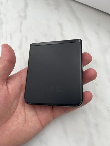 Samsung: Samsung Galaxy Z Flip 3 5G — 3