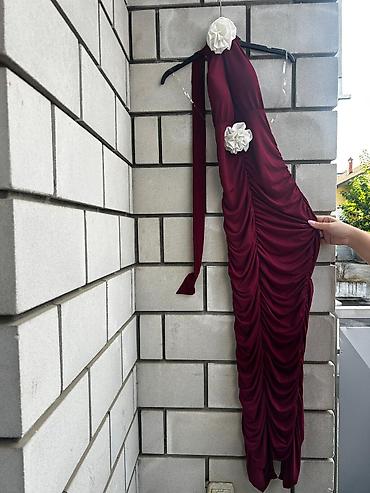 Elegantna svečana haljina u boji bordo vina, duga do poda. model sa