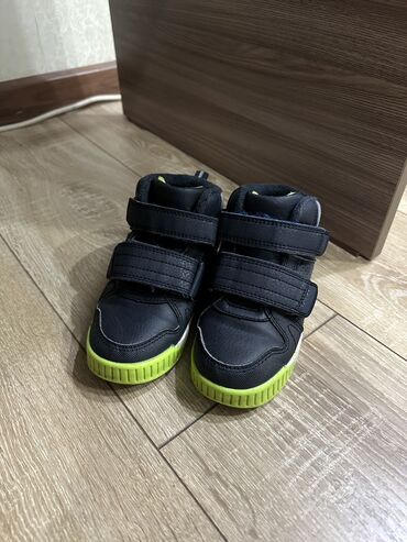 детский ботинка: Ботинки с теплой подкладкой 27 размер, в хорошем состоянии