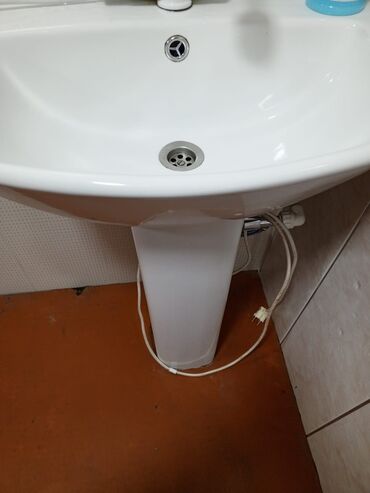 Mətbəx kranları: Pedestalli keramika əl-üz yuyan lavabo - Material: parlaq ağ keramika