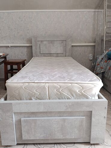 бу кровать с матрасом: Продаю 2 кровати с матрасом ( пружинный). Размер 70*170. состояние