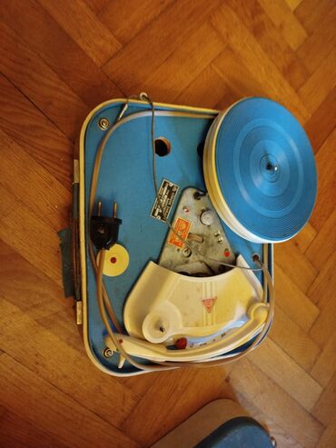 Stari uređaji: Retro,stari mali gramofon u koferu. Simpatican mali gramofon,vise kao — 2