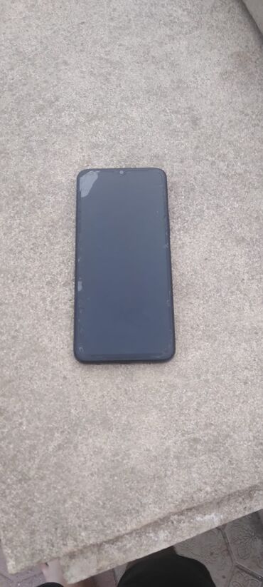 Digər mobil telefonlar: Smartfon, daxili kamera və yuxarı hissədə damcı formalı çentik ilə