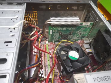 Masaüstü kompüterlər və iş stansiyaları: Masaüstü kompüter (ATX korpus) məlumatlar: -ddr2 2gb ram -intel core — 3