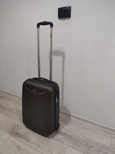 Чемоданы: Чемодан, Б/у, Материал: Пластик, Маленький (до 40 л), Водонепроницаемость, Вращающиеся колеса на 360°, Кодовый замок — 6