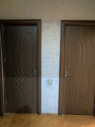 Otaq qapıları: Qəhvəyi rəngdə, bəzəkli taxta qapı. 2 eded 20 azn tam saglamdir. 2