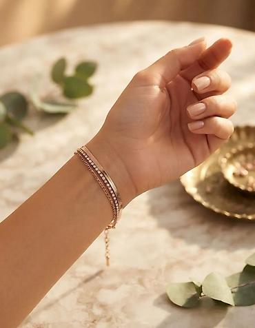 Elegantna ženska narukvica u rose-gold tonu, višeslojni dizajn. - Tri