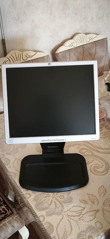 qara ekran səkli: HP1740 monitoru
Ekran yanib,kabeli yoxdu,bos yere narahat elemeyin — 1